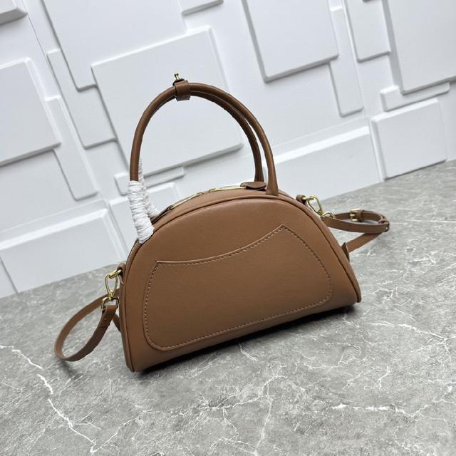 miumiu新品走秀款饺子包，官网主推，今年绝对爆🔥款式