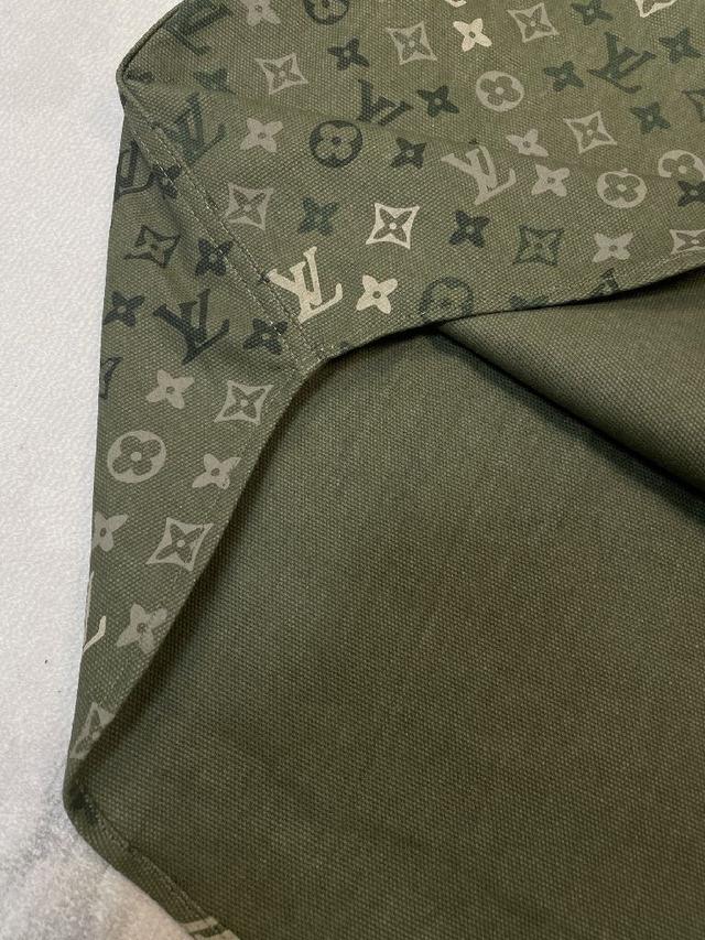 穿上就是舒适自在又显瘦的存在，慵懒而随性，结合干净简单的色系