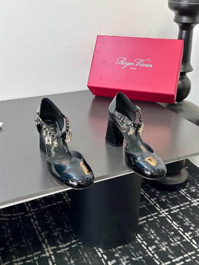 特有的金色皮条大logo完美的增添了它的低调奢华