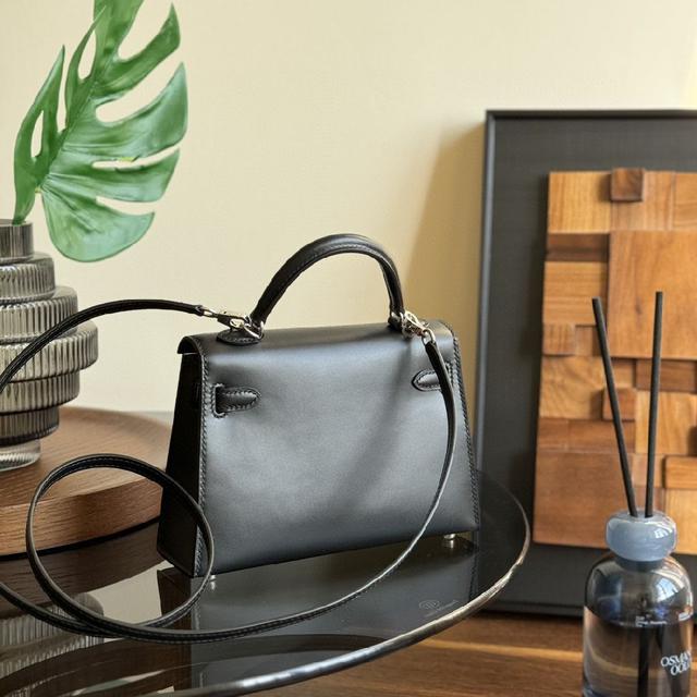 爱马仕mini kelly-代，真的太香了，属于日常休闲跟女人味都可以驾驭