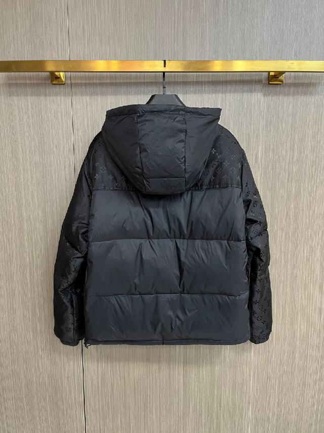 新款羽绒服。这款号称羽绒服届最贵的，全部90绒的。