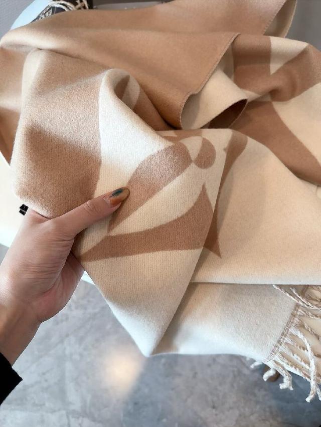 花卉和 LV 字母，其间点缀品牌名称的单一字母，