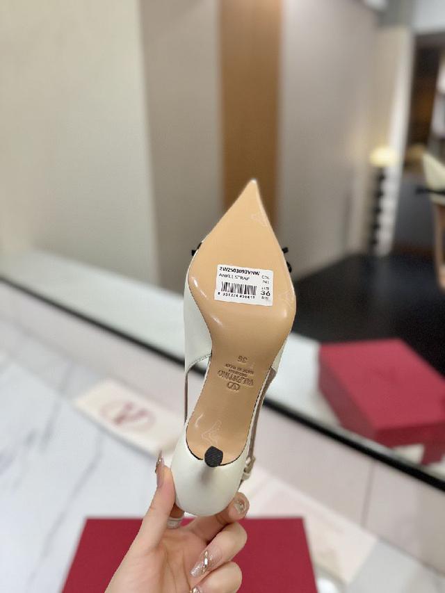 最新上市的一款凉鞋，好看又百搭，后跟带加小蝴蝶结设计淑女