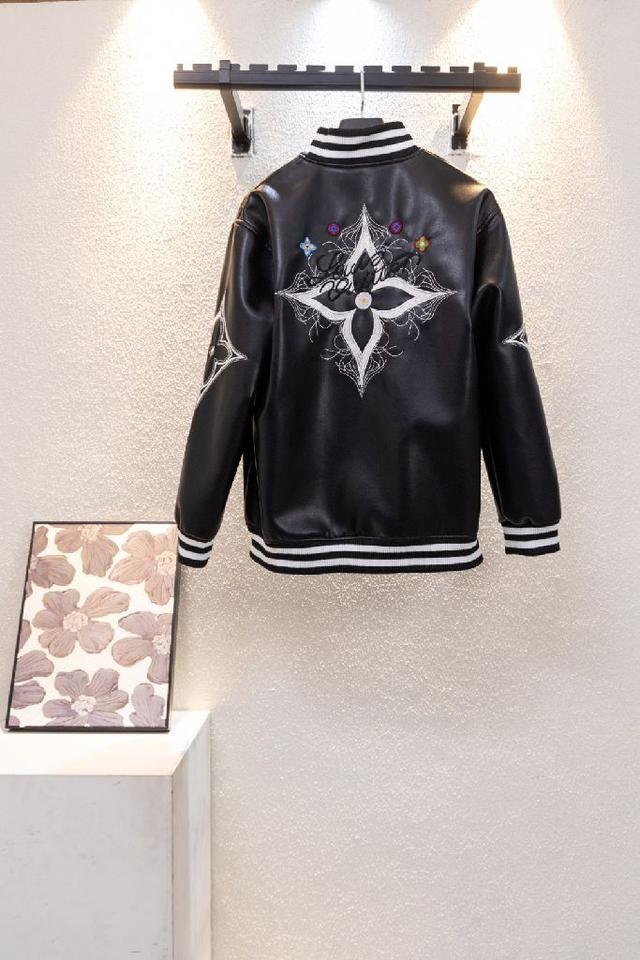 内身高级绸面衬里夹棉，不但有光泽度还有满身的提花logo，搭配内袋上的贴布刺绣镂空铭牌