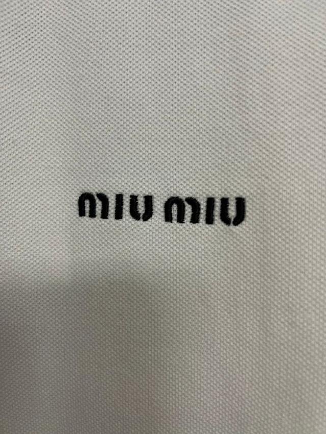 Miu Miu 25ss 经典小标刺绣logo翻领 短袖polo衫