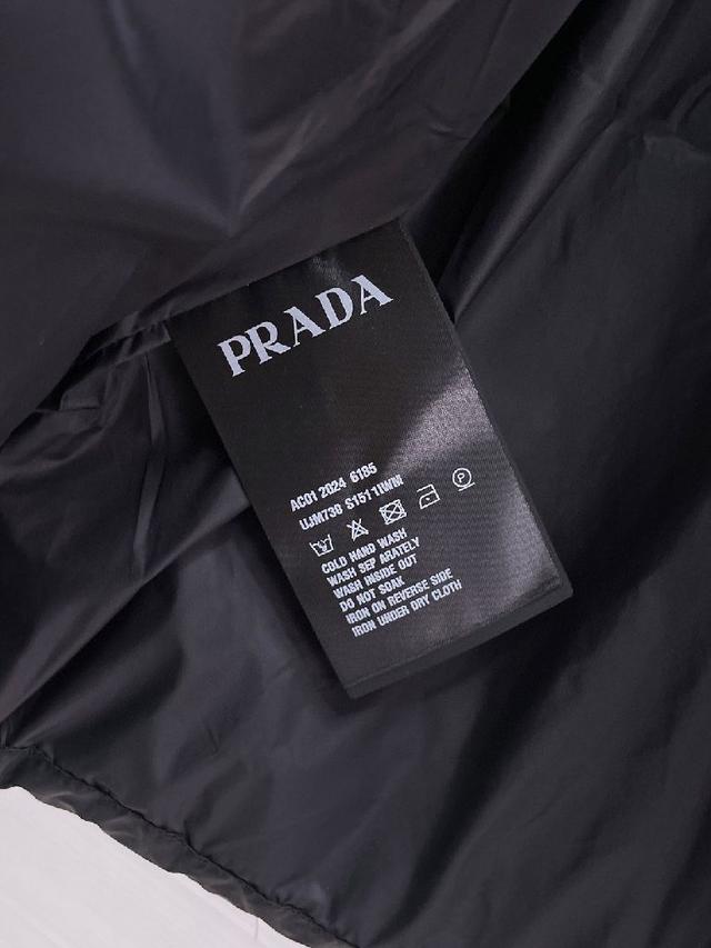 官网款新款羽绒服。这款号称羽绒服届最高端的，全部90绒