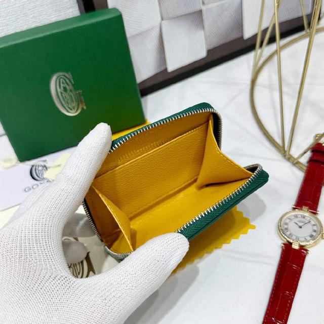 零钱包采用全拉链开合设计。其中部隔层可存放硬币