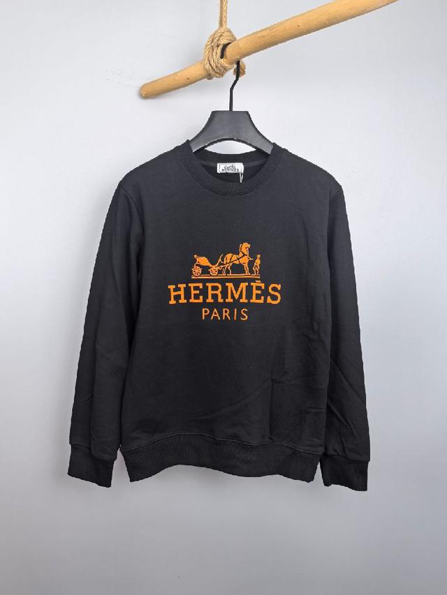 召唤摩登新意，造就不同以往的概念化图案，为传统棉质T恤注入丰盈内涵