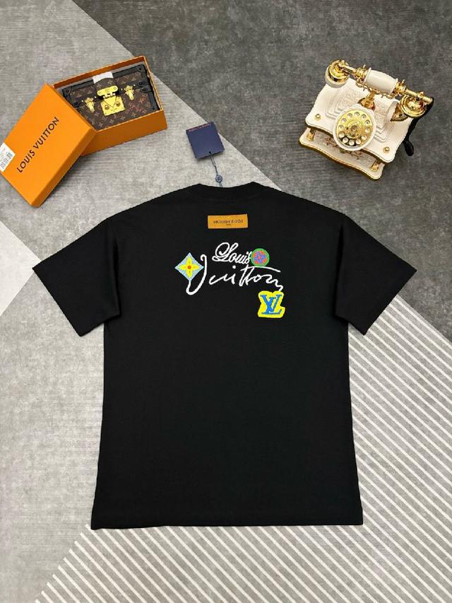 高支高密300克双纱纯棉面料，整体的触感舒适，亲肤效果也是极佳。且版型