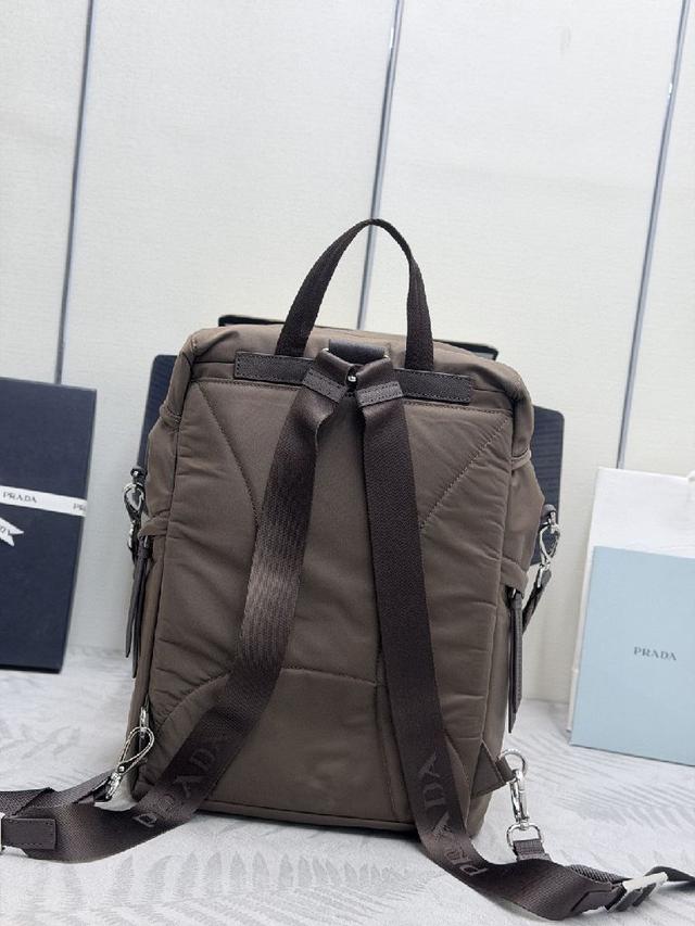 Saffiano皮革提手，双向拉链开合，两个拉链外袋，尼龙衬里