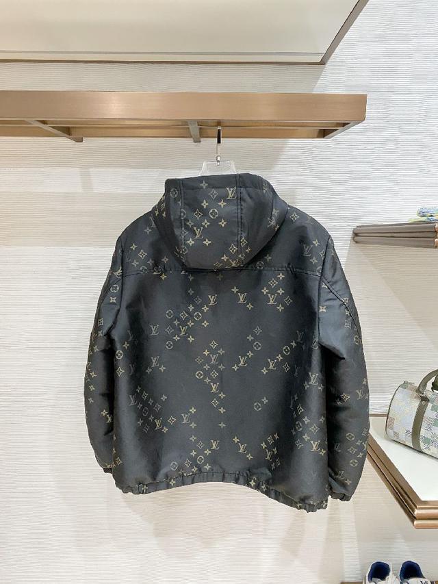 哑光黑底搭配暗金色经典老花满印，低调显贵，不浮夸不刺眼