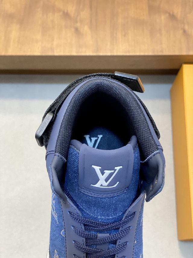 新品男士高端休闲运动靴、选用进口头层牛皮丝印品牌lougou