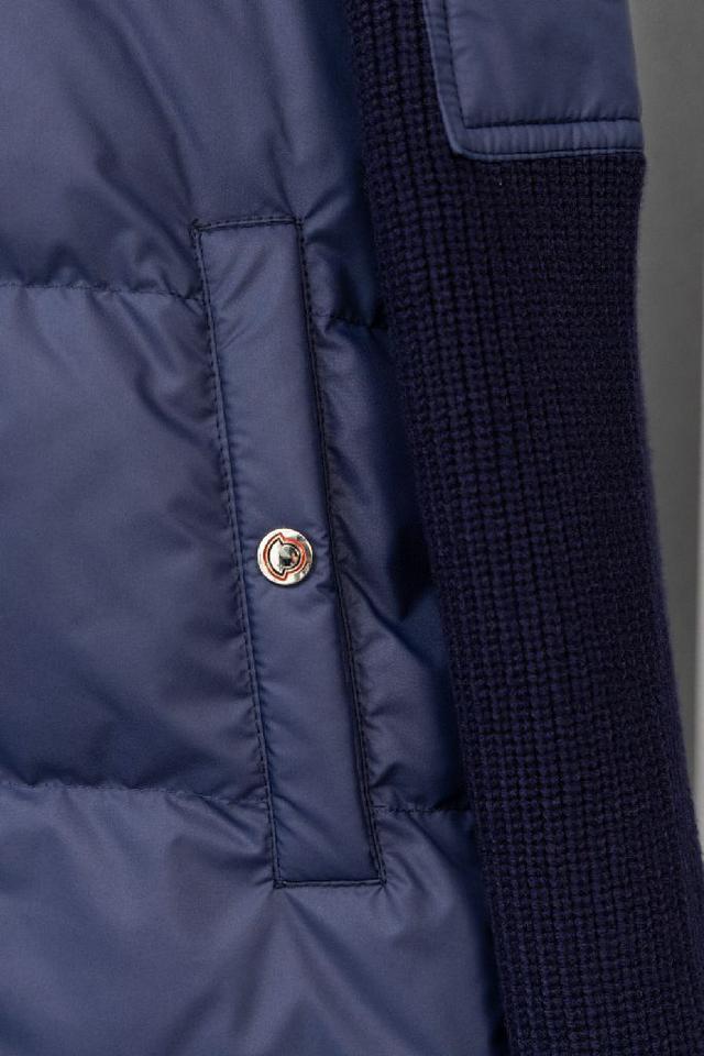 采用纯羊毛针织袖与90 白鸭绒填充的羽绒前片拼接，针织部分柔软透气