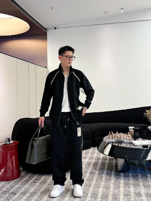 顶级黑色套装提花格子条休闲套装，logo章标经典格子织带融合百搭专柜款