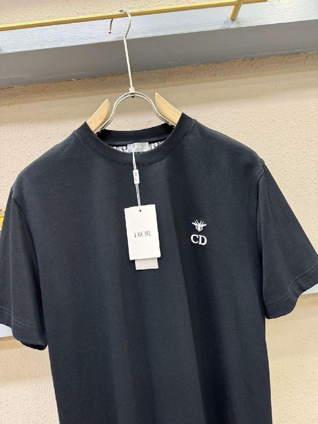 本款T恤采用全棉平纹面料打造，再洗水定型、磨破工艺