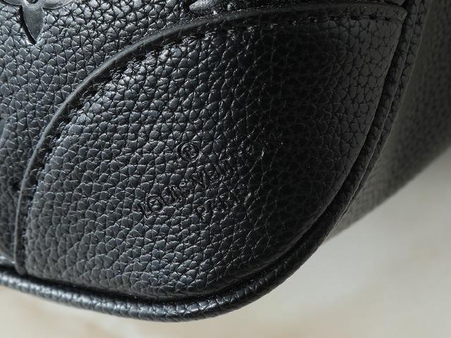 Monogram 图案致敬品牌传统，成就又一灵巧之选。利落构型令日常所需轻松随行