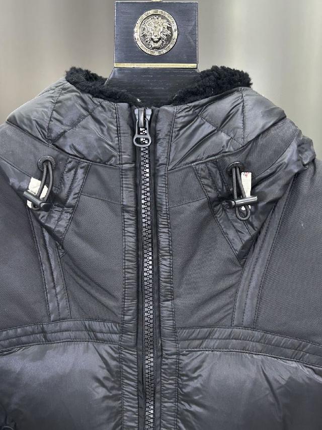 作为 Moncler Grenoble 男士系列的一部分，这款 Shipton 连帽羽绒服