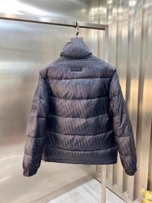 秋冬新款羽绒服。这款号称羽绒服届最贵的，全部90绒的