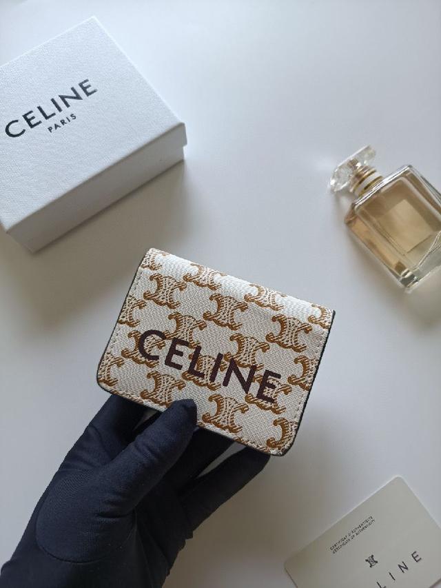 牛皮大面内配平纹超纤TRIOMPHE CANVAS标志印花,金色饰面TRIOMPHE金属按扣开合