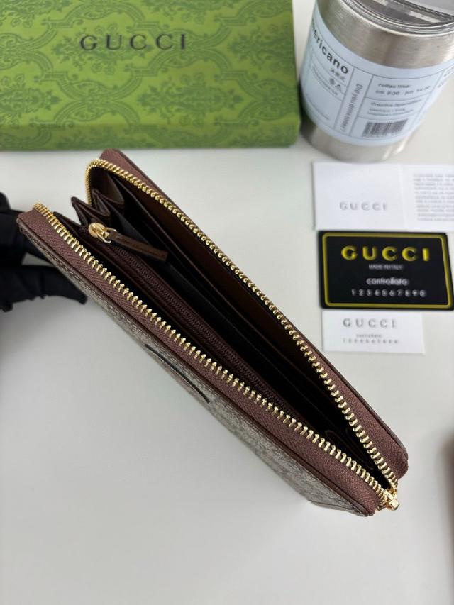 饰以同色调皮革滚边和互扣式双G标牌，突显经典设计的魅力。