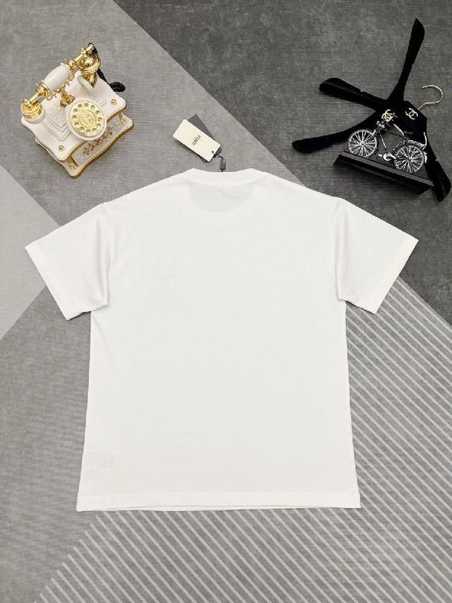 高支高密300克双纱纯棉面料，整体的触感舒适，亲肤效果也是极佳。且版型