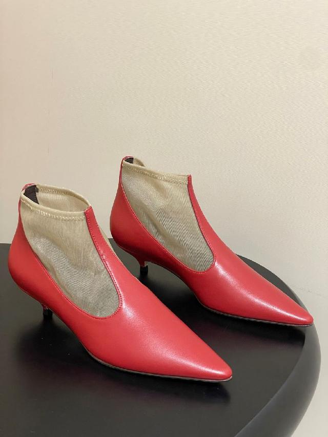 这款靴子既保留了The Row一贯的“silent luxury” 基调，又在结