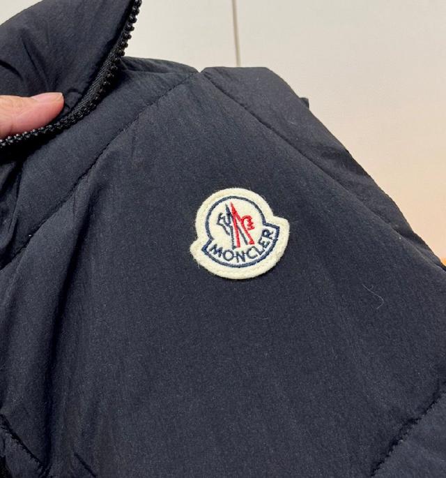 MONCLER 蒙口 25ss新款无袖立领羽绒马甲背心，男女同款