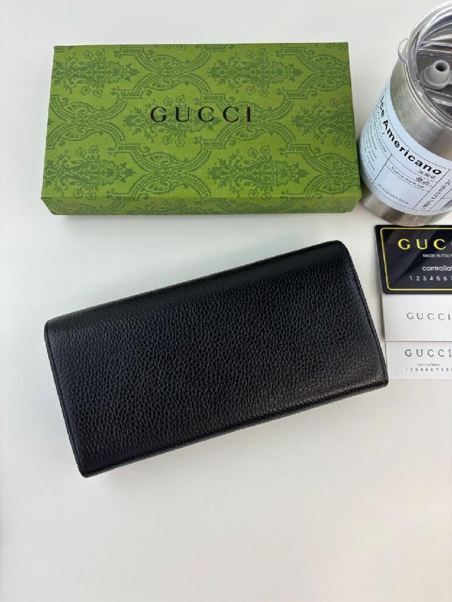 加深了隐蔽的标志感性的G，与原有颜色组合搭配独特的变形，