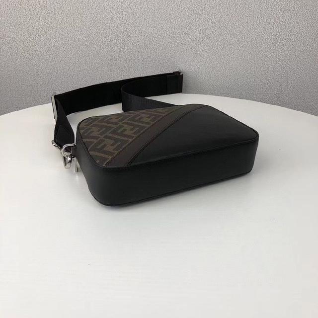 原单实拍👌🏿男款斜挎\单肩包💼采用进口打腊牛皮纯