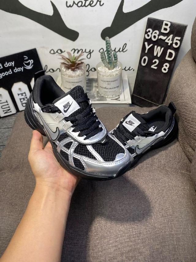 博肯Birkenstock 勃肯半拖系列克罗心双扣金属扣设计