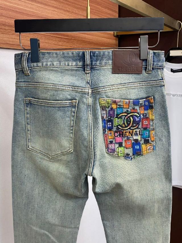 都市风十足 采用精纺纯棉面料手感软糯干爽，上身效果挺括有型。