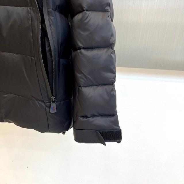 秋冬新款羽绒服。这款号称羽绒服届最贵的，全部90绒的。