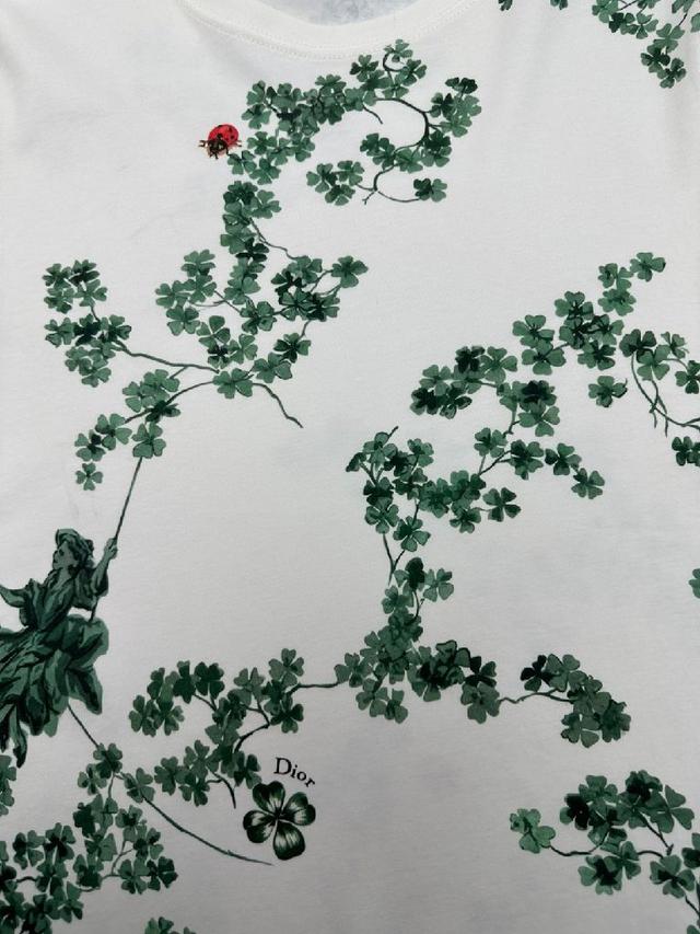 棉质平纹针织面料 正面以刺绣展现图书封面