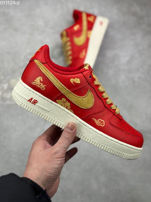 奶油白的温柔质感，碰撞上一抹中国红的点睛之笔，这双Air Force 1