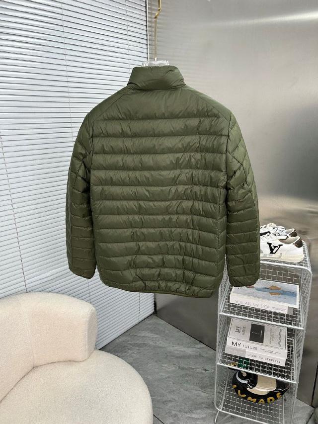 高品质羽绒服极度防寒 顶级的设计 让整件羽绒服更为