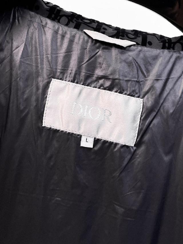 秋冬新款羽绒服。这款号称羽绒服届最贵的，全部90绒的