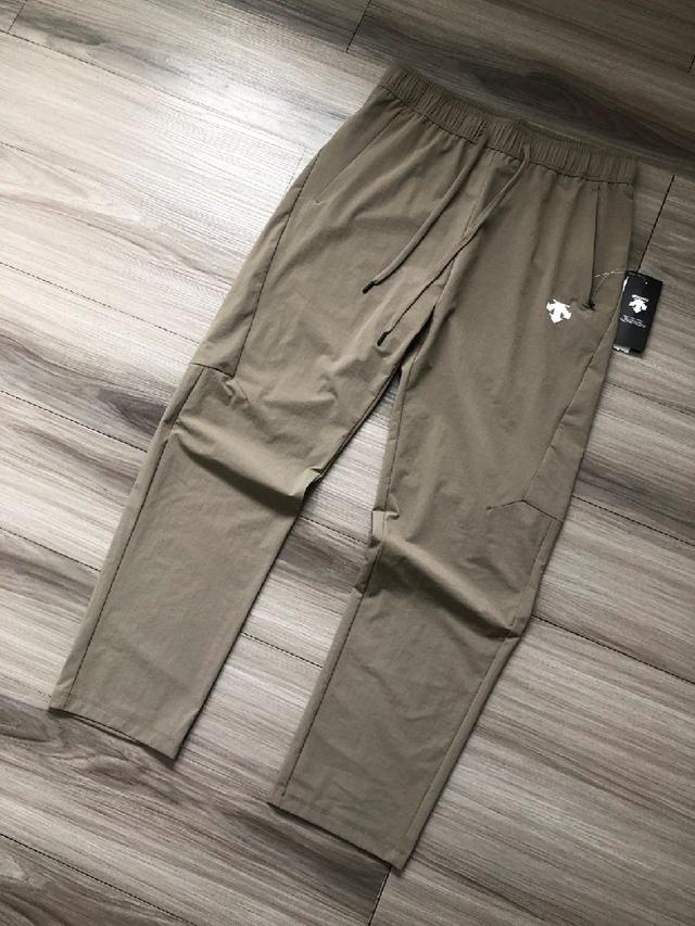 腰部配备腰绳，字母提花logo松紧，方便调节腰部松紧！两侧拉链