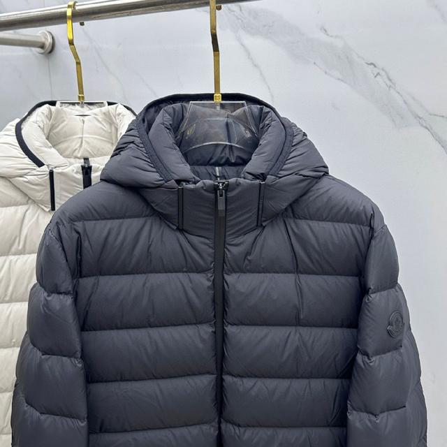 冬季男士连帽夹克羽绒服外套.......饰有袖臂毡毛刺绣设计