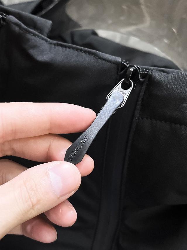 新款羽绒服 原版1:1订制五金配件全进口原版定制 欢迎专柜对
