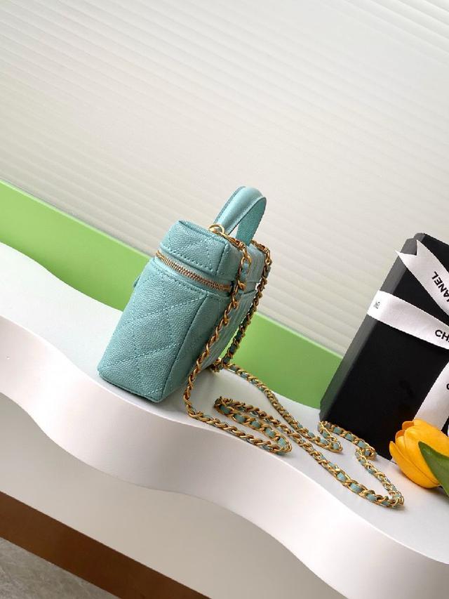 拿包👜 颗粒小牛皮配金色金属 让整个包看起来更加