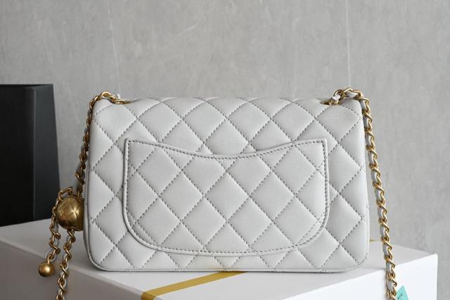 经典的CF就是有着让人一见倾心的魅力，走到哪里都是移动的高雅标签