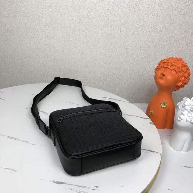 米色 Oblique 印花面料和粒面牛皮革 正面饰以 Dior 标志