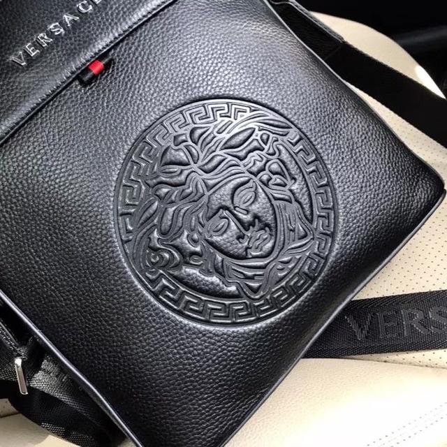 采用进口小牛皮 皮质柔软 手感超赞 配有LOGO手挽带