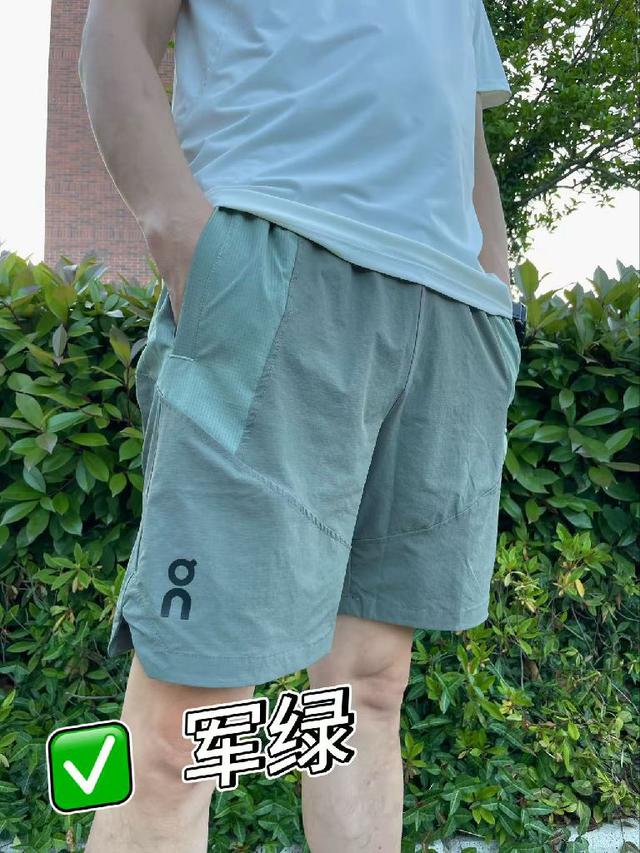 大方又不失时尚感。衣服上精致的品牌标识低调而独特，增添细节亮点