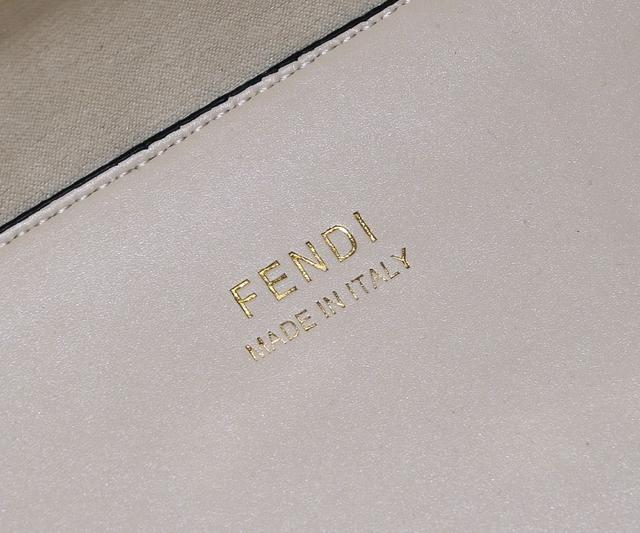 FÉŃĎI TOTE 托特包“阳光手提袋” 皮革简单字母LOGO设计