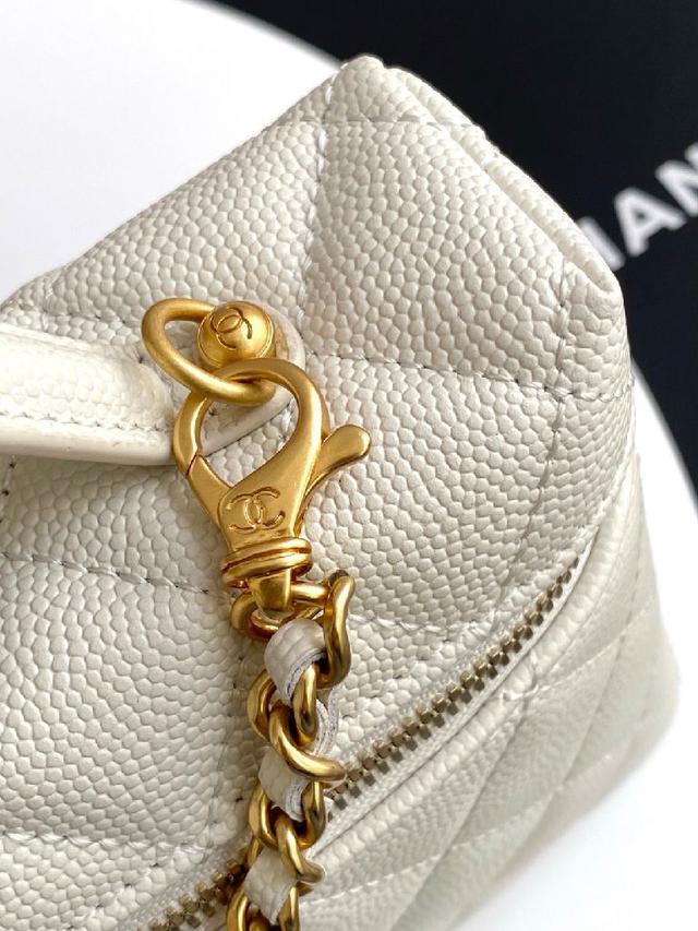 拿包👜 颗粒小牛皮配金色金属 让整个包看起来更加