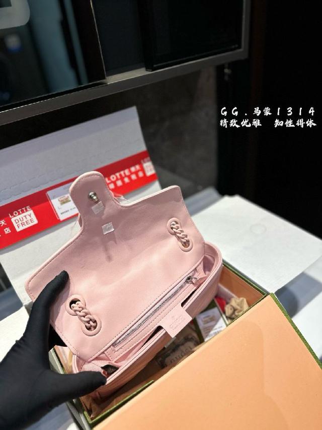 系列链带肩背包采用颇具结构感的柔软造型和超大号翻盖封口