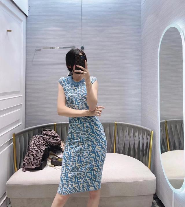 芬迪修身针织连衣裙