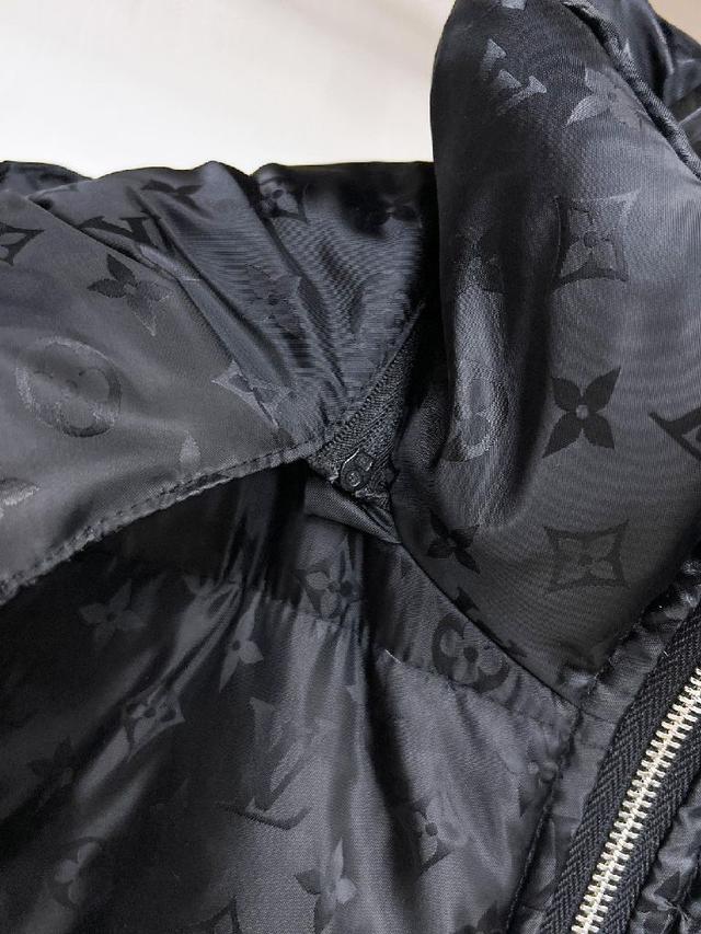 。这款号称羽绒服届最高端的，全部90绒的三标齐全带着经典的Logo组合搭配