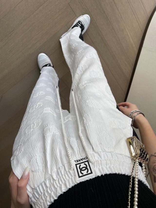 香奈兒春夏新款鏤空浮雕闊腿褲
